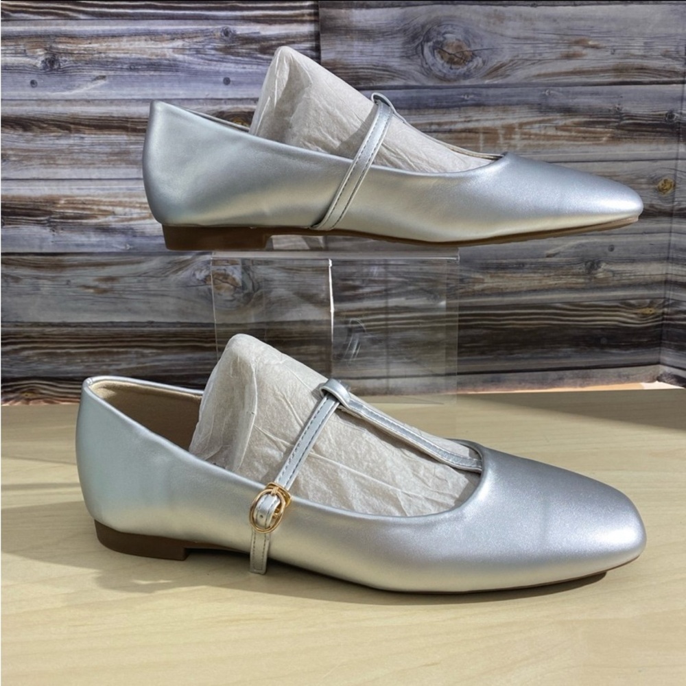 C. Paravano
Silver Patent Crossed Stripe Clasp
Mary Jane
Women’s size 38/7.5